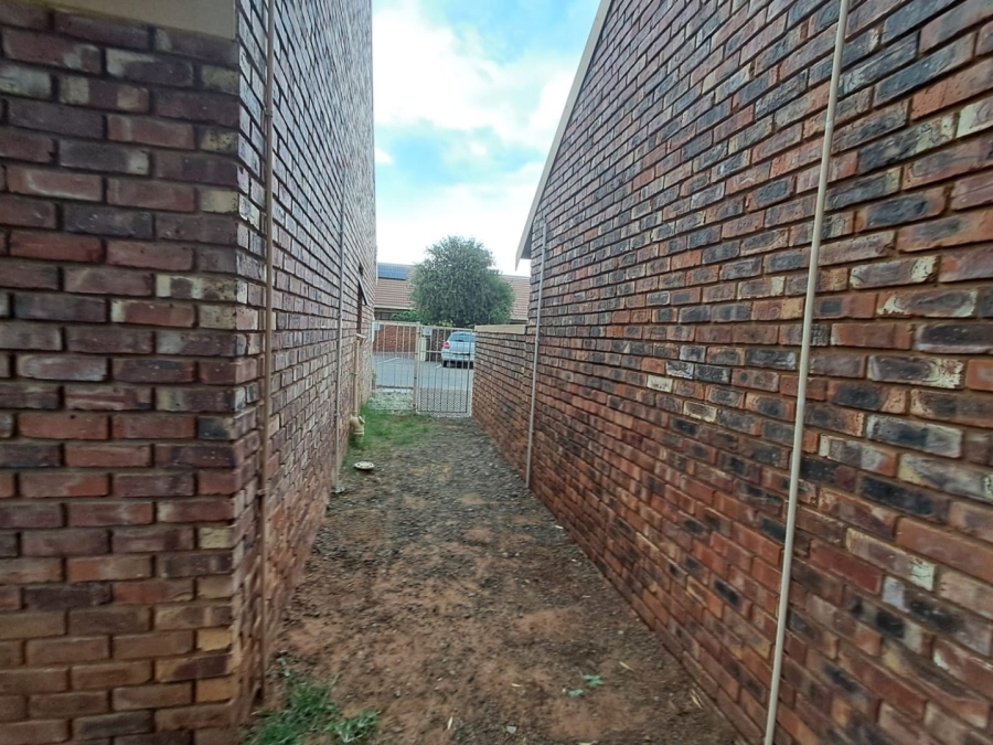 5 Bedroom Property for Sale in Langenhovenpark Free State